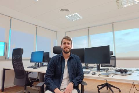 El ingeniero telemático por la UPCT Andrés Zapata, contratado por AED tras realizar uno de sus cursos de programación aplicada a la industria automatriz.